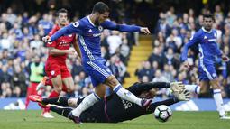 Gaya pemain Chelsea, Eden Hazard mencetak gol dengan melewati hadangan kipen Leiceser City, Kasper Schmeichel pada laga Premier League pekan ke-8 di Stamford Bridge, London, (15/10/2016). (Reuters/Peter Nicholls)