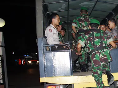 Citizen6, Kendal: Tim yang terdiri dari satu peleton gabungan TNI/Polri berangkat dari Mapolres Kendal dengan menumpang truk Dalmas, menuju sejumlah Rumah Pelayanan Masyarakat (RPM) guna memantau laporan situasi keamanan dari masyarakat. (Pengirim: Aryo W