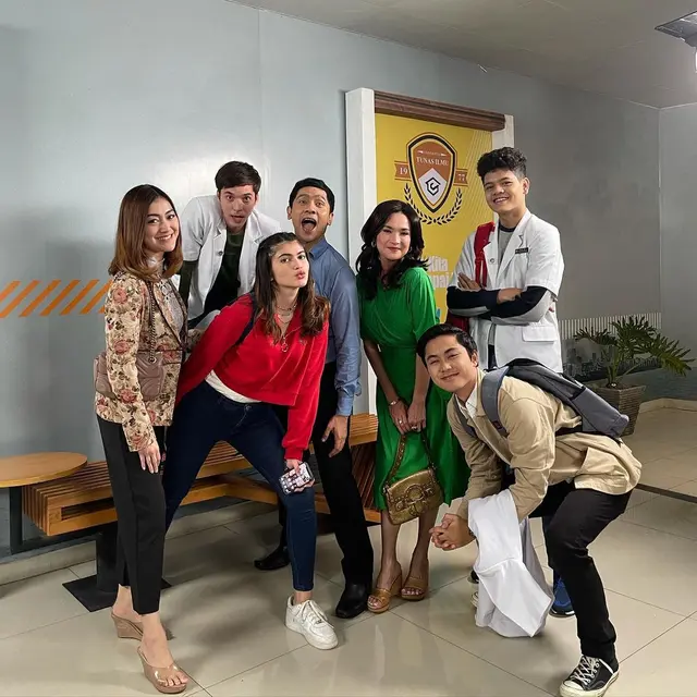 Segera Tamat, Ini 6 Potret Kebersamaan Pemain dan Kru Sinetron Badai Pasti Berlalu