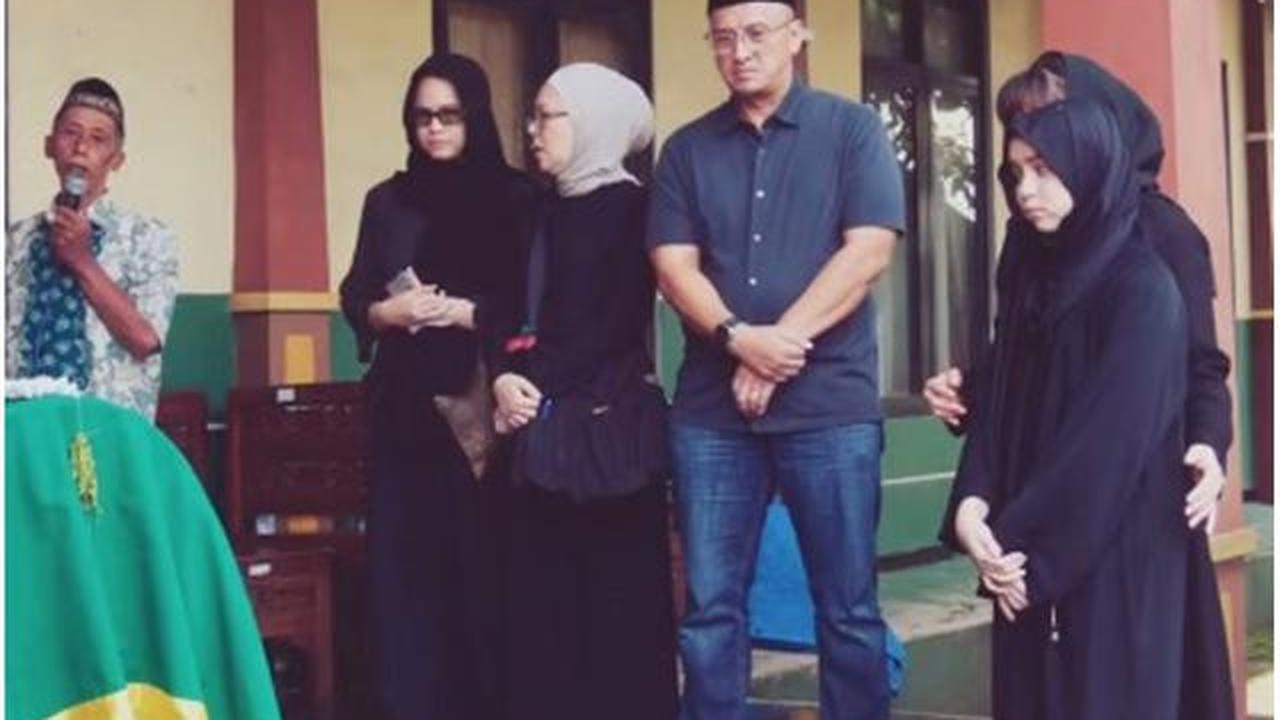 6 Potret Pemakaman Ayah Marshanda di Malang, Sienna Turut Antar Kakek