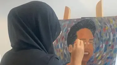 Istri Ridwan Kamil, Atalia Praratya membagikan momen sang putri, Camillia Laetitia Azzahra atau Zara melukis wajah mendiang sang kakak yang tersenyum, Emmeril Kahn Mumtadz atau akrab disapa Eril. (Instagram/ataliapr)