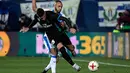 Bek Real Madrid, Theo Hernandez (kanan) berusaha membawa bola dari kawalan Nabil El Zhar saat bertanding di perempat final Copa del Rey di Estadio Municipal de Butarque (18/1). Madrid menang tipis 1-0 atas Leganes. (AFP Photo/Oscar Del Pozo)