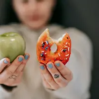 Banyak orang mulai mengenal konsep cheat meal dan cheat day sebagai cara untuk tetap memberi ruang dalam pola makan (Sumber: Pexels.com)