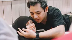 Menahan rasa sakit yang luar biasa, Arsyadan Qisthi setia mendampingi sang istri. Salut dengan perjuangan Asri, ucapan selamat dan doa ramai dibubuhkan netizen di kolom komentar sahabat Dinda Hauw ini. Meski hanya mendampingi, namun perasaaan deg-degan dan khawatir pastinya menyelimuti kakak Dinda Hauw ini terlihat ekspresi wajahnya ketika mendampingi saat persalinan. (Liputan6.com/IG/@asrikasura)