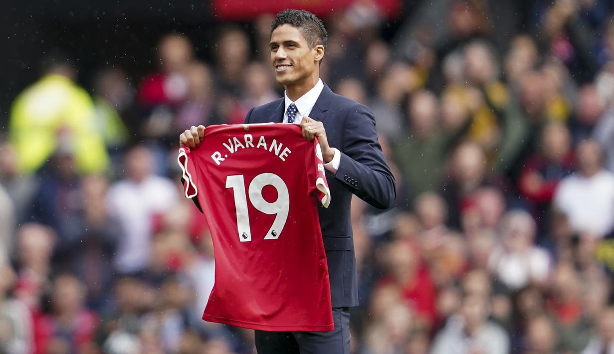 Raphael Varane. Manchester United mendatangkannya musim ini usai memperkuat Real Madrid selama 10 musim. Setan Merah harus menebusnya senilai 47 juta euro. Bersama Los Blancos, Varane telah tampil dalam 360 laga dengan mencetak 17 gol.  (Foto: AP/Jon Super)