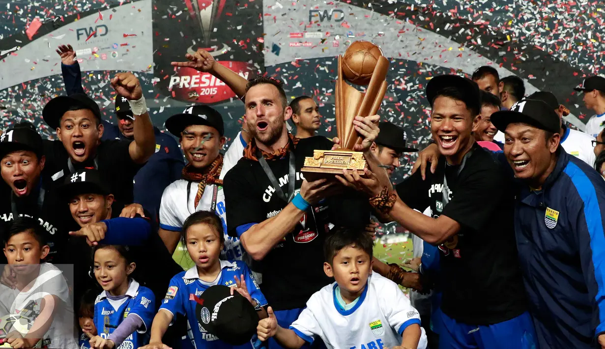 Penyerang Persib, Spasojevic mengangkat trofi usai menjuarai Piala Presiden di Stadion Utama Gelora Bung Karno, Jakarta, Minggu (18/10/2015). Persib berhasil mengalahkan Sriwijaya FC Palembang dengan skor 2-0. (Liputan6.com/Yoppy Renato)