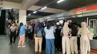 Dilema Anker: Lebih Takut Telat Kerja Dibanding Berdesakan di KRL