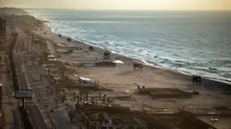 Suasana pantai yang kosong selama lockdown untuk menahan pandemi virus corona COVID-19 di Jalur Gaza, Palestina, Jumat (18/12/2020). Kementerian Dalam Negeri Gaza mengatakan lockdown dilakukan setelah infeksi COVID-19 di wilayah padat penduduk tersebut terus melonjak. (AP Photo/Khalil Hamra)