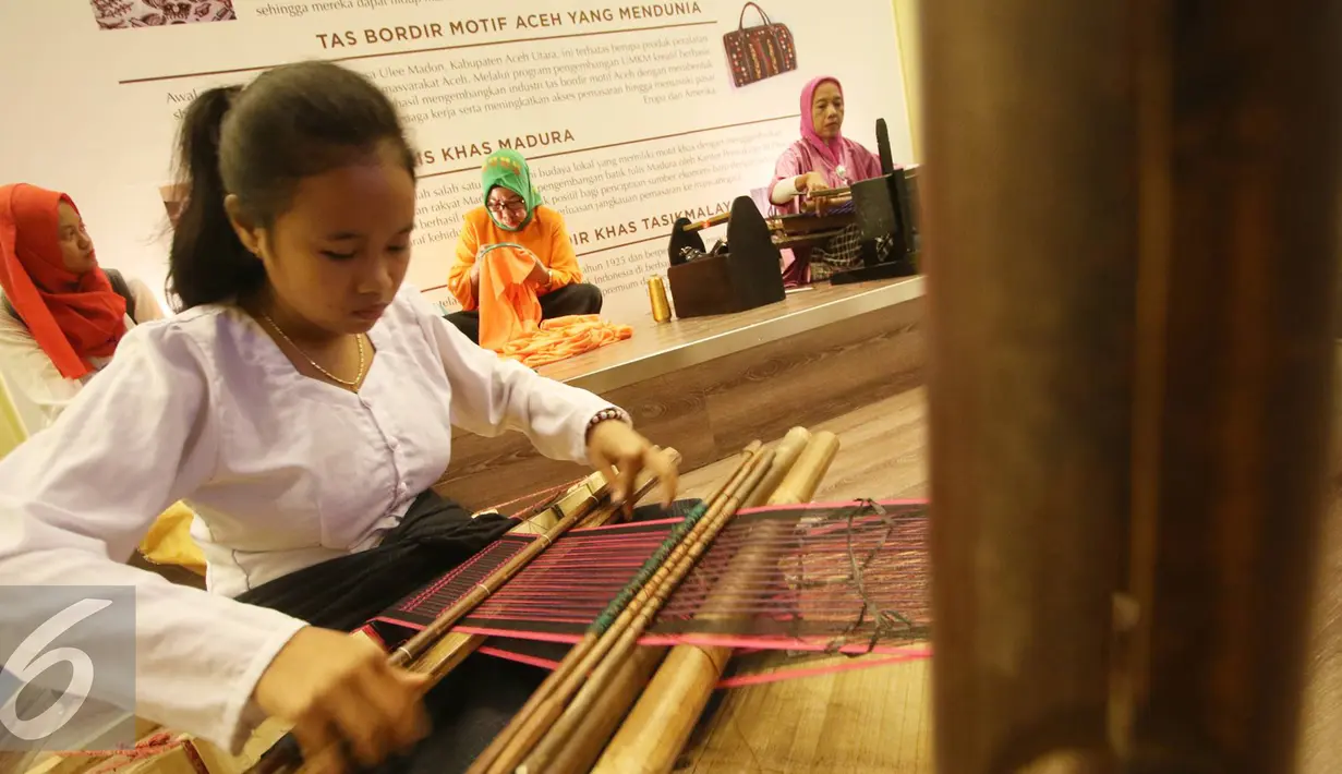 Peserta menenun saat pemeran bertajuk Karya Kreatif Indonesia di Jakarta, Jumat (26/8). Pameran tersebut diselenggarakan dalam rangka mempromosikan produk Usaha Mikro Kecil Menengah (UMKM) dari seluruh Indonesia. (Liputan6.com/Immanuel Antonius)