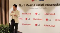 Product Director Living Home Appliance Solution LG Electronics Indonesia, Kim Nack Sun, saat konferensi pers Awarding LG No.1 Penjualan Mesin Cuci Front Loading di Indonesia berdasarkan data riset GfK. Liputan6.com/Iskandar