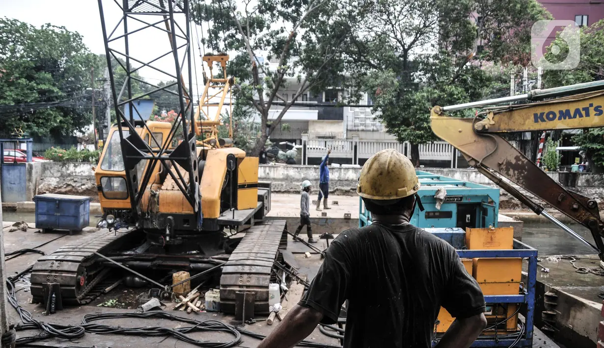 Pekerja dari Dinas Sumber Daya Air (SDA) Provinsi DKI Jakarta menggunakan kendaraan alat berat saat menyelesaikan proyek normalisasi Kali Ciliwung di Jalan Gunung Sahari, Jakarta Pusat, Senin (22/8/2022). Pemprov DKI Jakarta melalui Dinas SDA memastikan program normalisasi Kali Ciliwung terus berjalan dengan prioritas di lokasi aliran utama sungai dan tujuh kelurahan yang merupakan titik rawan banjir. (merdeka.com/Iqbal S. Nugroho)