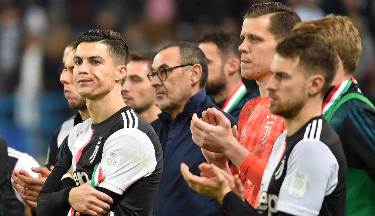 Striker Juventus, Cristiano Ronaldo, tampak kecewa usai gagal meraih gelar Piala Super Italia 2019 setelah ditaklukkan Lazio di Stadion King Saud University, Arab Saudi, Minggu (22/12). Lazio menang 3-1 atas Juventus. (AFP/Fayez Nureldine)
