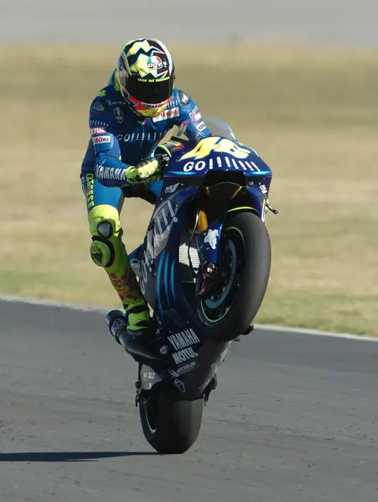 Dengan tetap mengendarai motor Yamaha YZR-M1, Valentino Rossi bisa bersaing dengan tim super Honda bersama Max Biaggi yang merupakan rival terberat Valentino Rossi saat itu. Tim Yamaha bersama Rossi kembali juara pada 2005. (www.highrevs.net)