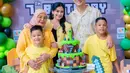 Dua anak mereka pun tidak kalah menarik, mengenakan kaus kuning yang membuat keseluruhan keluarga terlihat harmonis. [@titi_kamall].