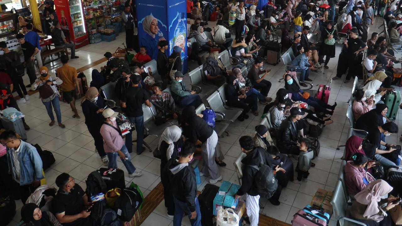 FOTO: Pemudik Padati Terminal Kampung Rambutan Menjelang Lebaran