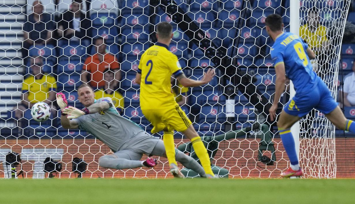 Pada menit ke-10 setelah babak pertama dimulai, Ukraina membuat peluang dari kaki Roman Yaremchuk. Tendangannya yang mengarah ke gawang Swedia berhasil diselamatkan oleh kiper Swedia, Robin Olsen. (Foto: AP/Pool/Petr David Josek)