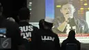 Pendukung pasangan Agus - Sylvi saat nobar debat Cagub di Wisma Proklamasi, Jakarta, Jumat (27/1). Tim Pemenangan AHY-Sylvi menggelar nobar debat Cagub DKI 2017. (Liputan6.com/Yoppy Renato)