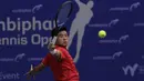 Ganda Putra Indonesia, Anthony Susanto, memukul bola saat melawani ganda India pada laga Combiphar Tennis Open 2019 di Hotel Sultan, Jakarta, Kamis (8/8). Rifqi/Anthony kalah 5-7 dan 1-6. (Bola.com/Yoppy Renato)