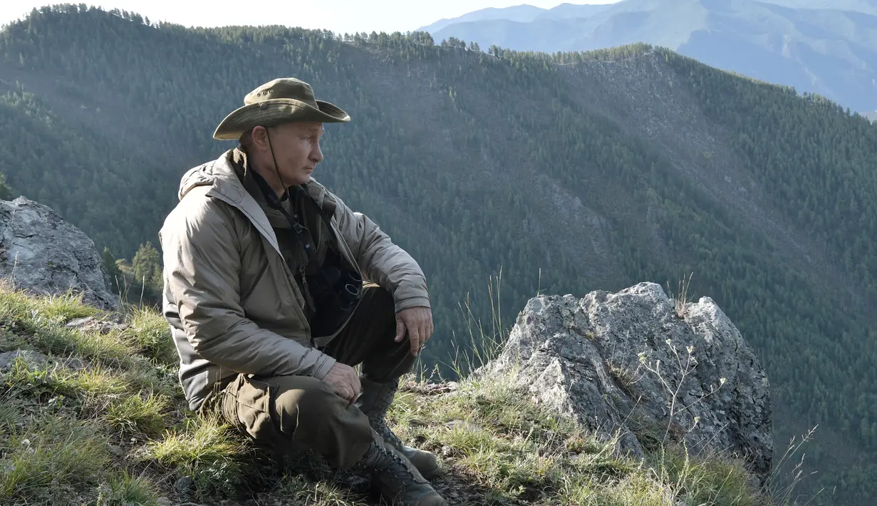 Dalam foto yang diambil pada  25 Agustus 2018, memperlihatkan Presiden Rusia Vladimir Putin menikmati pemandangan saat menghabiskan akhir pekan di Tuva daerah terpencil di Siberia selatan. (Alexei Nikolsky/Sputnik, Kremlin Pool via AP)