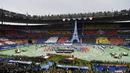 Tak hanya tarian, koreografi bendera peserta serta hiasan raksasa Menara Eiffel meramaikan pembukaan Piala Eropa 2016 jelang laga Prancis melawan Rumania di Stade de France, Prancis, Jumat (10/6/2016) atau Sabtu dini hari WIB. (AFP/Phillippe Lopez)