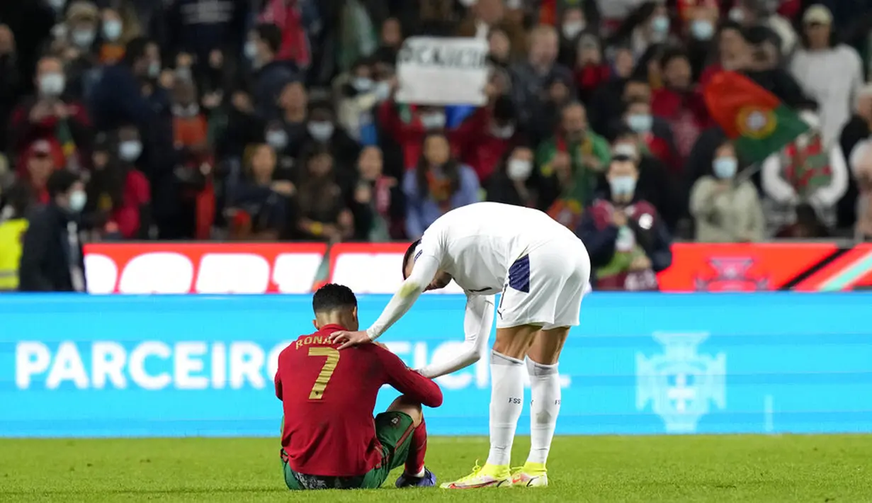 Pemain Portugal Cristiano Ronaldo (kiri) berbicara dengan pemain Serbia Filip Kostic pada akhir pertandingan kualifikasi Grup A Piala Dunia 2022 di Stadion Luz, Lisbon, 14 November 2021. Serbia menang 2-1. (AP Photo/Armando Franca)
