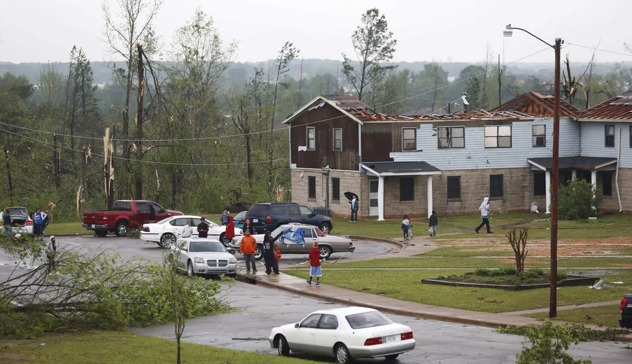 Para warga berada diluar rumah untuk melihat seberapa parah kerusakan yang diakibat tornado yang menyapu beberapa kota di selatan Amerika Serikat, Senin, (28/4/14). (REUTERS/Lauren Wood)