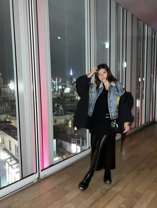 Bahkan ia juga tampak begitu memukau saat memadukan rok kulit dengan jaket denim.  [Foto: Instagran/ Shaloom Razardee]