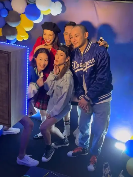 Hadir bersama sang suami, Tiko Aryawardhana, BCL terlihat dengan gaya modis laykanya ABG [@ralineshah]