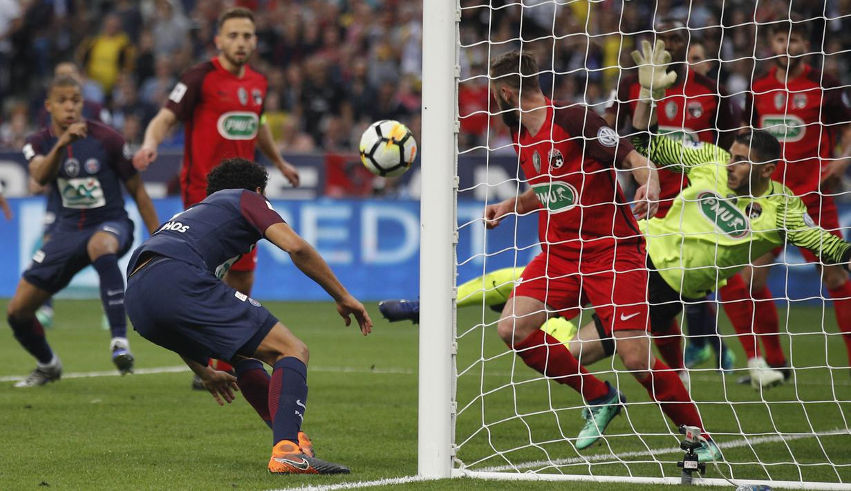 Kemelut terjadi di depan gawang Les Herbiers saat pertandingan melawan  Paris Saint Germain pada laga final Piala Prancis di Stade de France, Selasa (8/5/2018). Paris Saint Germain menang 2-0 atas Les Herbiers. (AP/Francois Mori)