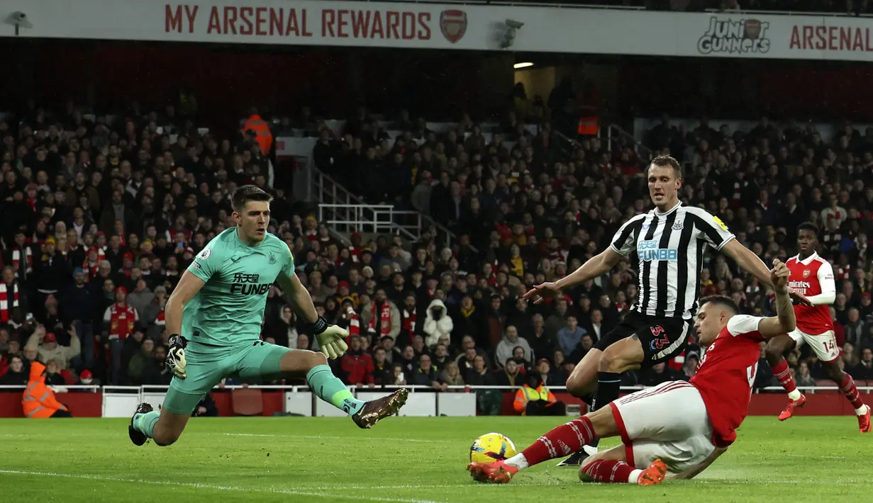<p>Gelandang Arsenal, Granit Xhaka menendang bola saat bertanding melawan Newcastle United selama pertandingan lanjutan Liga Inggris di stadion Emirates di London, Rabu (4/1/2023). Hasil ini membuat Arsenal kini mengumpulkan 44 poin di puncak klasemen dan Newcastle berada di posisi ketiga dengan 35 poin. (AP Photo/Ian Walton)</p>