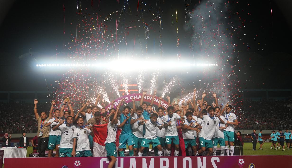 Para pemain Timnas  Indonesia U-16 merayakan juara Piala AFF U-16 2022 usai mengalahkan Vietnam pada Final Piala AFF U-16 2022, Stadion Maguwoharjo, Sleman, Jumat (12/8/2022).  Timnas Indonesia U-16 menundukkan Vietnam dengan skor tipis 1-0. (Foto:Dok PSSI)