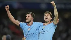Para pemain Manchester City melakukan selebrasi usai pertandingan sepak bola final Liga Champions antara Manchester City dan Inter Milan di Ataturk Olympic Stadium, Istanbul, Turki, Sabtu (10/6/2023). (AP Photo/Emrah Gurel)
