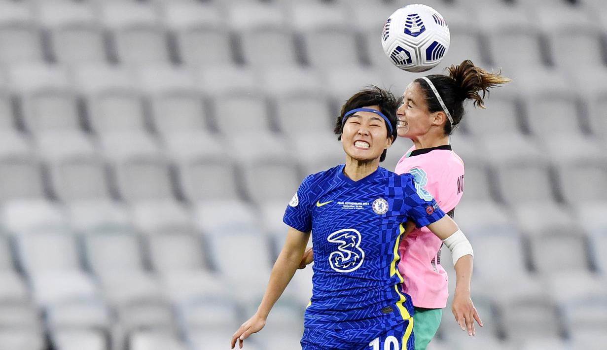 Pemain Chelsea, So-Yun Ji, duel udara dengan pemain Barcelona, Aitana Bonmati, pada laga fina Liga Champions Wanita di Gothenburg, Swedia, Senin (17/5/2021). Barcelona menang dengan skor 4-0. (AP//Martin Meissner)