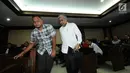 Gubernur Sulawesi Tenggara nonaktif Nur Alam (kanan) jelang mengikuti sidang pembacaan tuntutan di Pengadilan Tipikor, Jakarta, Kamis (8/3). Nur Alam dituntut hukuman 18 tahuin penjara dan denda satu milyar. (Liputan6.com/Helmi Fithriansyah)