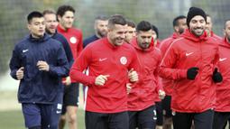 Penyerang baru Antalyaspor, Lukas Podolski bersama rekan-rekannya melakukan pemanasan saat mengikuti latihan di Antalya, Turki (27/1/2020). Sebelumnya, Podolski bermain selama tiga tahun bersama klub Jepang, Vissel Kobe. (AP Photo)