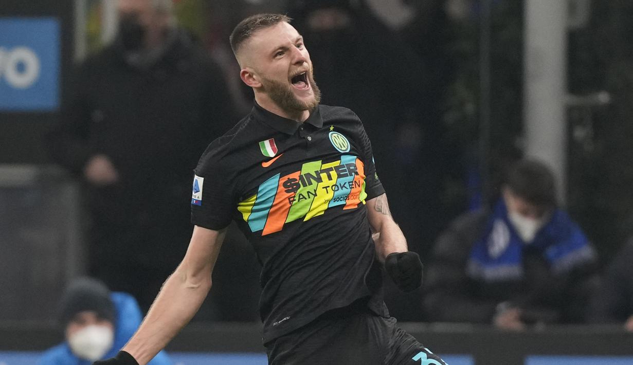 Pada menit ke-67 Inter Milan unggul 2-1 melalui gol Milan Skriniar. Ia berhasil meneruskan umpan tendangan bebas Alessandro Bastoni. (AP/Antonio Calanni)