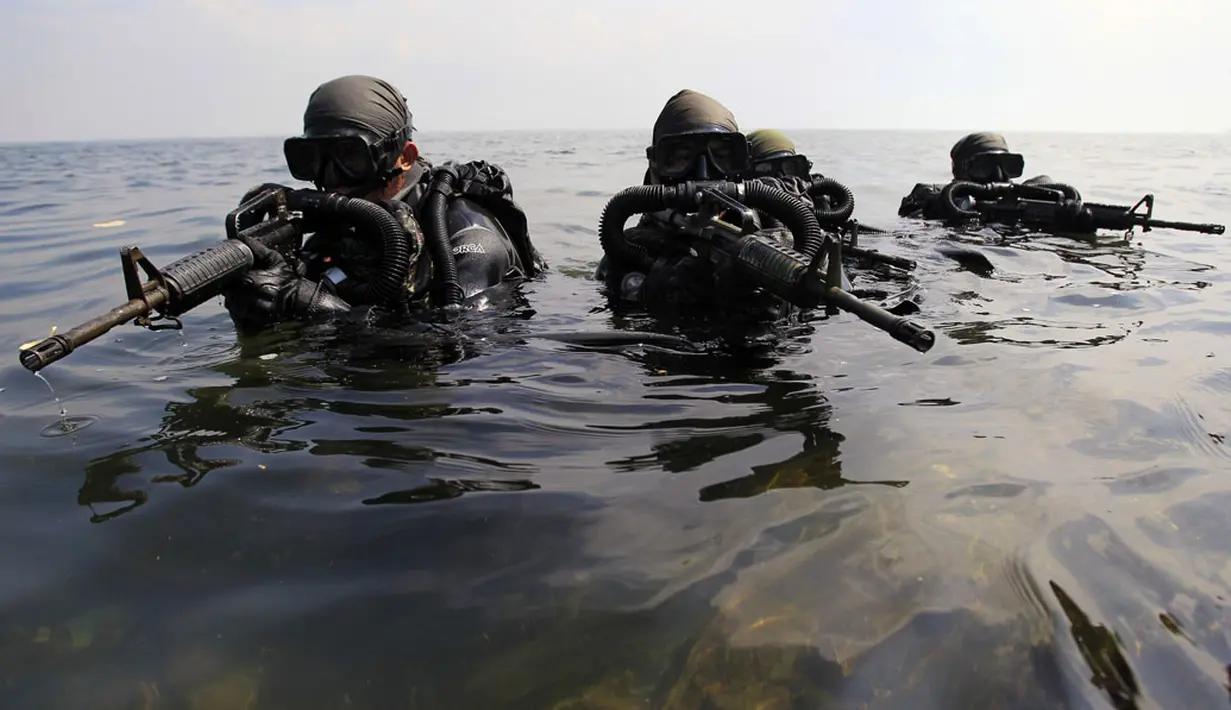 Sejumlah anggota Navy Seals Filipina melakukan latihan di Sangley Point, Cavite, Manila, (26/9/2014). (REUTERS/Romeo Ranoco)