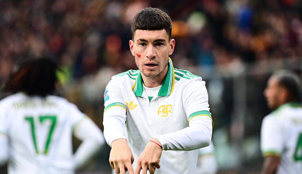 Gawang Cremonese yang dikawal kiper Timnas Indonesia, Emil Audero tiga kali dibobol oleh pemain Roma, masing-masing Matias Soule, Evan Ferguson, dan Wesley Franca. Hasil ini membuat Roma kini mengoleksi poin 27 dan berhak menduduki posisi puncak klasemen. Sementara itu, Cremonese menempati peringkat 12 dengan poin 14. (AFP/Piero Cruciatti)