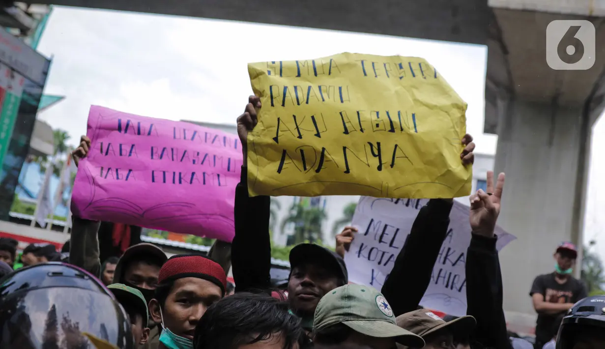 Warga Tanjung Priok membawa poster berisi aspirasi saat berunjuk rasa di depan Gedung Kemenkumham, Jakarta Selatan, Rabu (22/1/2020). Mereka menuntut Menkumham Yasonna Laoly minta maaf atas ucapannya yang menyebut Tanjung Priok adalah daerah miskin, kumuh, dan kriminal. (Liputan6.com/Faizal Fanani)