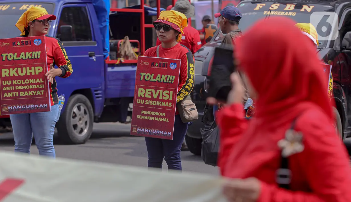 Massa buruh yang tergabung dalam Gerakan Buruh Bersama Rakyat (GEBRAK) menggelar demo di kawasan di Patung Kuda, Jakarta Pusat, Kamis (20/10/2022). Massa aksi juga tampak membawa sejumlah atribut, mulai spanduk hingga poster. (Liputan6.com/Faizal Fanani)