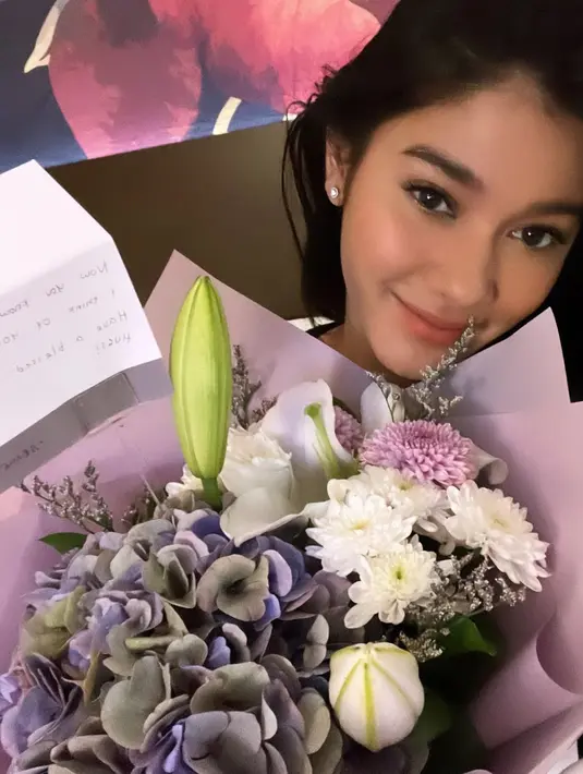 <p>Gaya pacaran Naysila Mirdad dan Arfito Hutagalung memang terlihat sangat romantis. Seperti potret ini ketika Naysila Mirdad mendapat bunga cantik dari sang pacar. (FOTO: instagram.com/naymirdad/)</p>