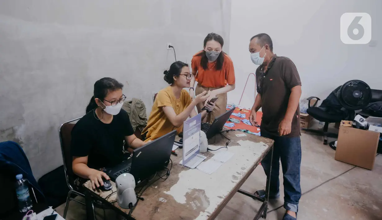 Warga menukarkan tiket elektronik (e-ticket) lomba balap mobil listrik Formula E dengan tiket fisik di Taman Ismail Marzuki, Cikini, Jakarta Pusat, Kamis (2/6/2022). Pihak Organizing Committee (OC) Jakarta E-Prix menyiapkan tiga lokasi penukaran tiket elektronik pada 1-3 Juni 2022 di Thamrin City, Taman Ismail Marzuki, dan Velodrome Rawamangun. (Liputan6.com/Faizal Fanani)