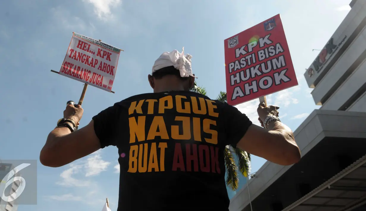 Sejumlah Massa FPI beraksi di depan Gedung KPK, Jakarta, Senin (4/4). Dalam Aksinya tersebut mendesak agar di periksannya Gubernur Jakarta, Ahok terkait Korupsi Rs Sumber waras. (Liputan6.com/Helmi Afandi)