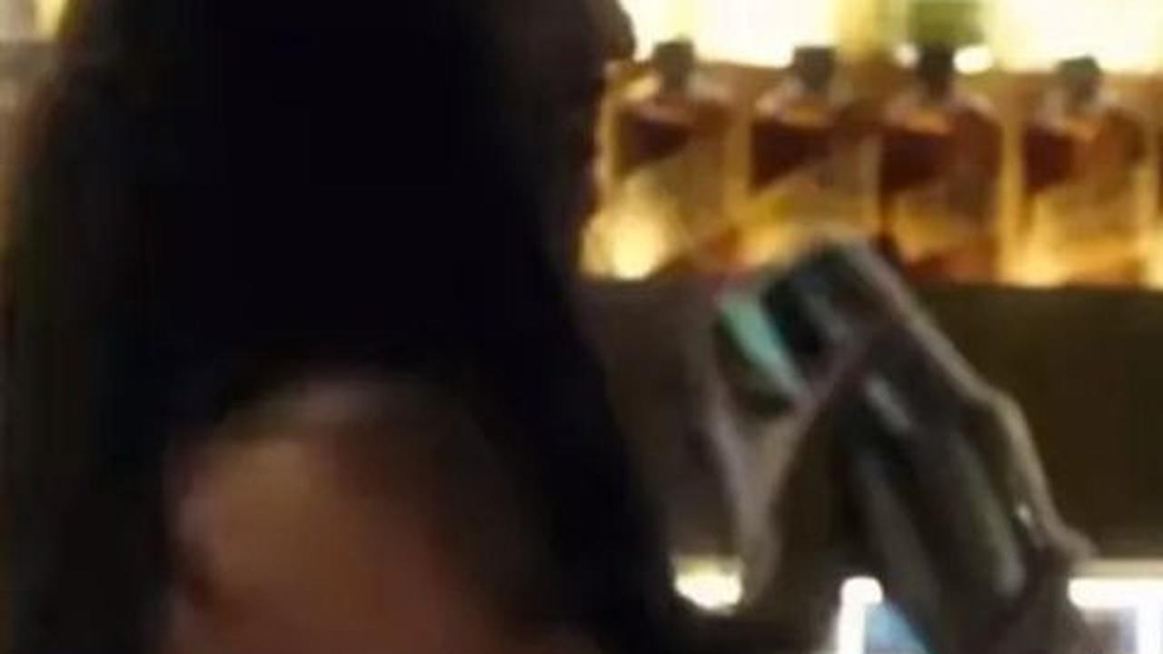 Manohara terlihat mahir mengocok utensil Jigger, mencampurkan berbagai jenis minuman sambil menuangkan ke gelas.<br>