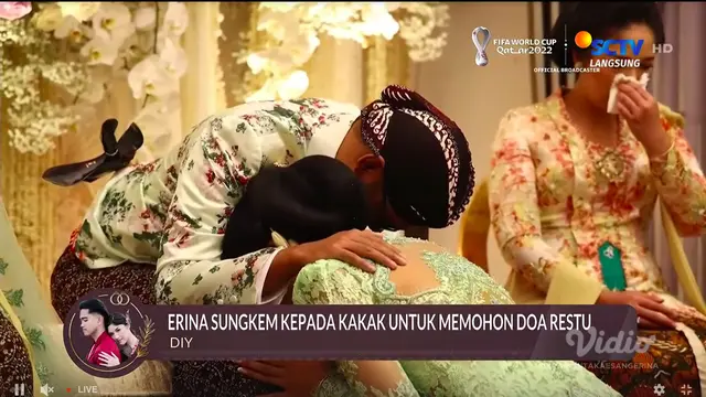 Erina Gudono Sungkeman dan Minta Restu kepada Ibunda Sebelum Menikah dengan Kaesang Pangarep. (vidio.com/sctv)
