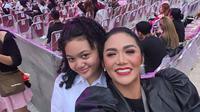 Krisdayanti dan Amora Lemos saat nonton konser BLACKPINK (Instagram/krisdayantilemos).