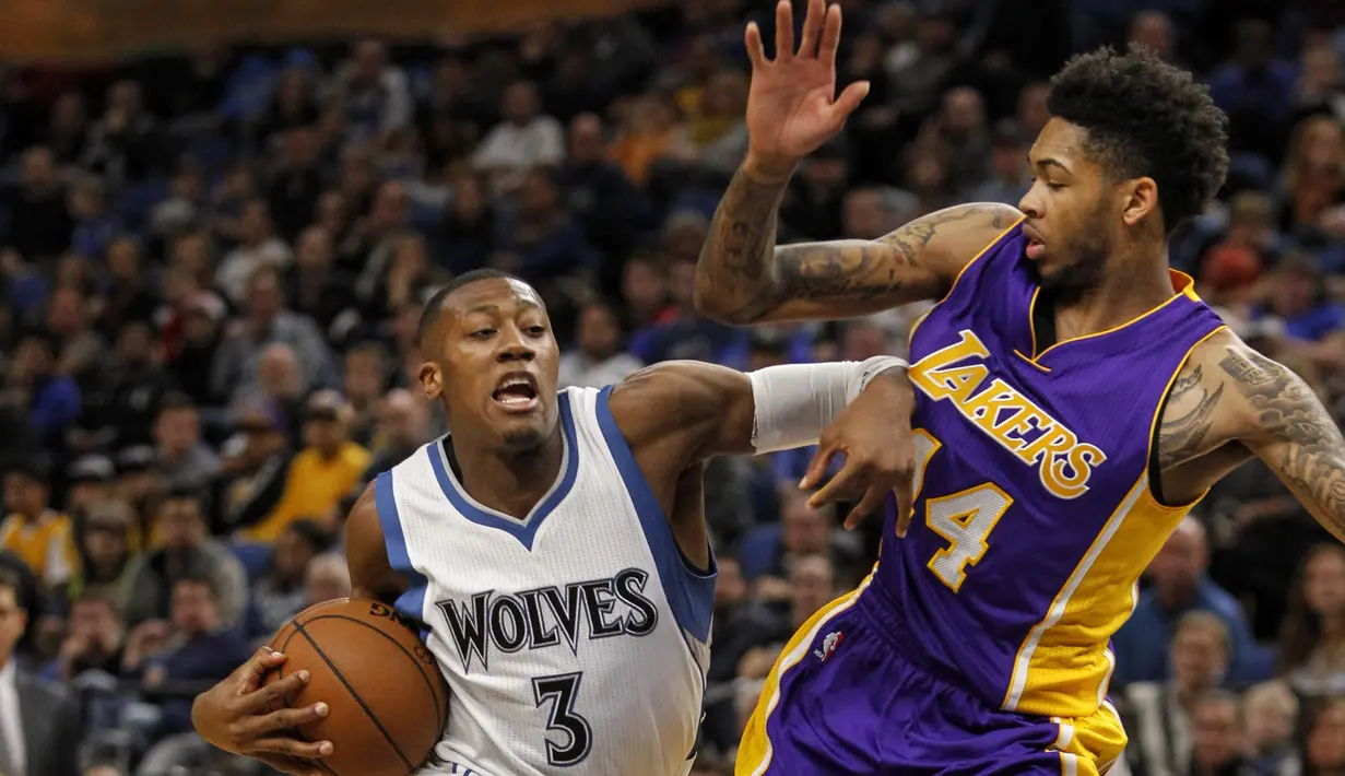 Pemain Minnesota Timberwolves, Kris Dunn (kiri) berusaha melewati hadangan pemain Los Angeles Lakers, Marcelo Huertas pada laga NBA basketball game di Minneapolis, (13/11/2016). Timberwolves menang 125-99. (AP/Bruce Kluckhohn)