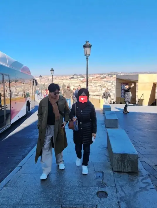 Unggahan RM BTS Saat Jalan-Jalan ke Barcelona. (Foto: Instagram/ rkive)