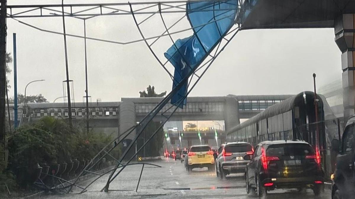 Hujan dan Angin Kencang Ganggu Sejumlah Ruas Tol Jakarta, Pohon Tumbang hingga Fasilitas Roboh