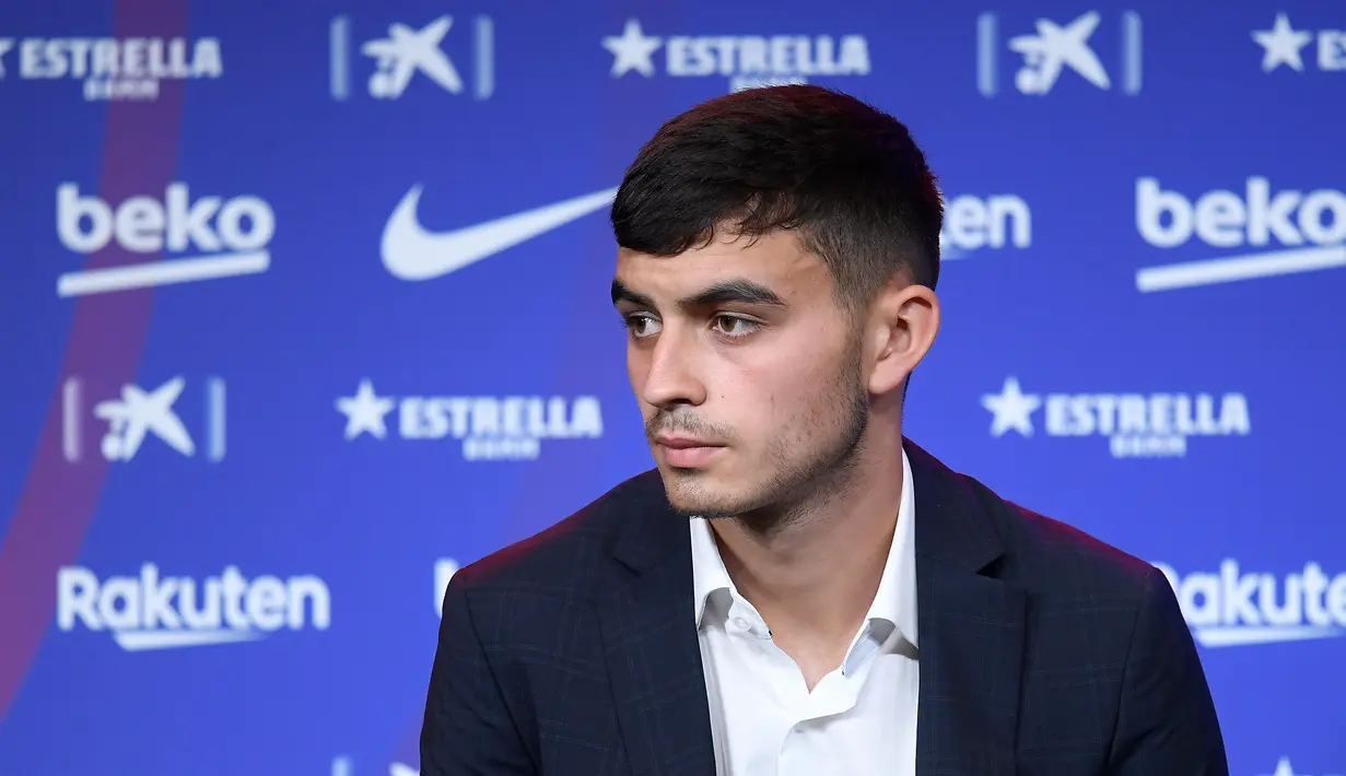 Penyerang baru Barcelona Pedri presentasi resmi di stadion Camp Nou di Barcelona (20/8/2020). Pemain 17 tahun itu diikat selama dua tahun. (AFP/Josep Lago)